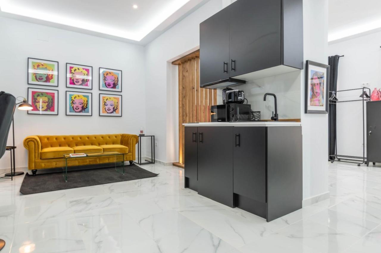Apartment Elite - Art Collection - Andy *